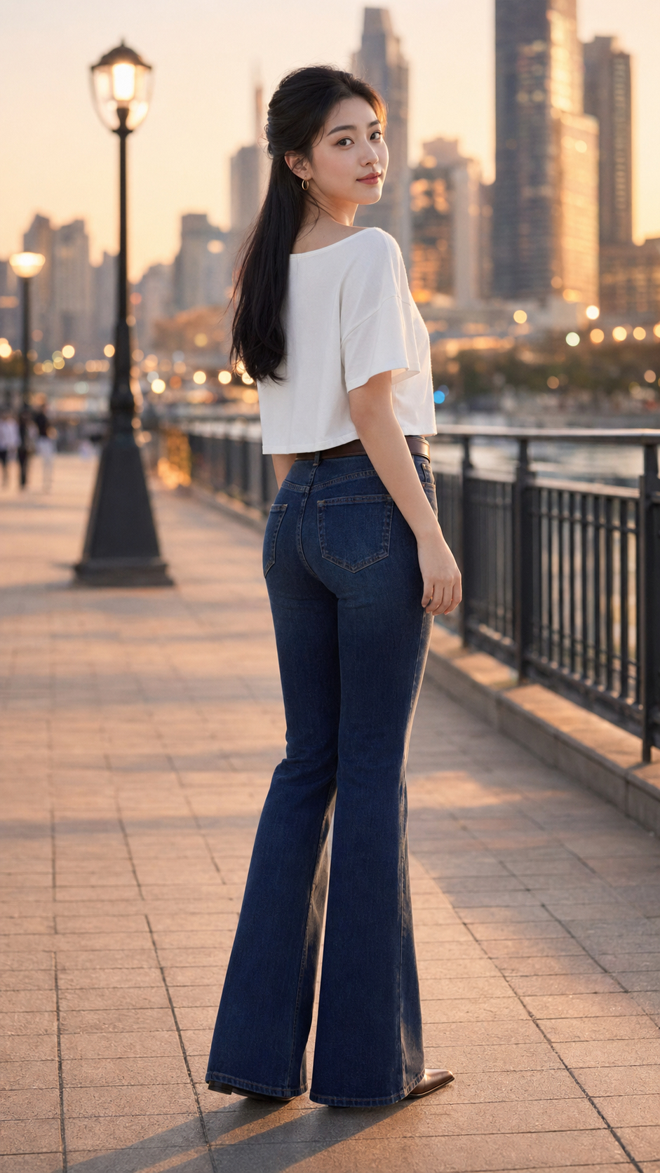 Look 03 喇叭褲比例反轉：收腹高腰喇叭牛仔褲搭短版奶油針織上衣。